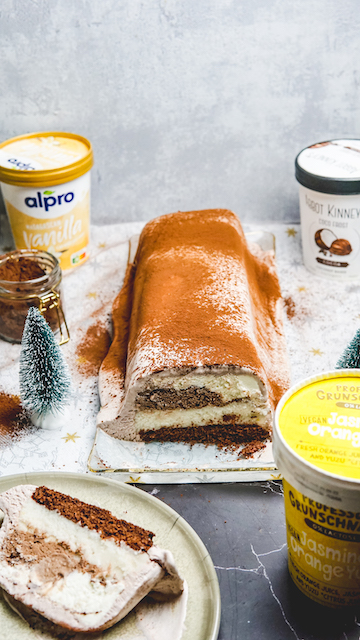 Verdeel de brownies hier overheen en druk aan. Zet de ijstaart minimaal 1 uur in de diepvries.