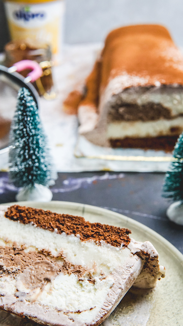 Verdeel de brownies hier overheen en druk aan. Zet de ijstaart minimaal 1 uur in de diepvries.