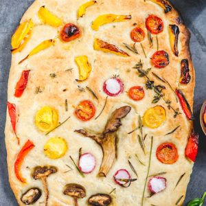 Focaccia met bloemen