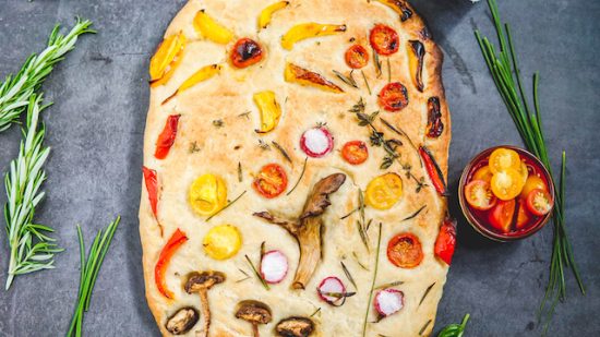 Focaccia met bloemen