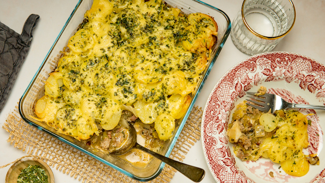 Verdeel de kaas eroverheen en als laatste strooi je er nog wat Italiaanse kruiden overheen.