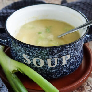 aspergesoep van schillen en bleekselderij