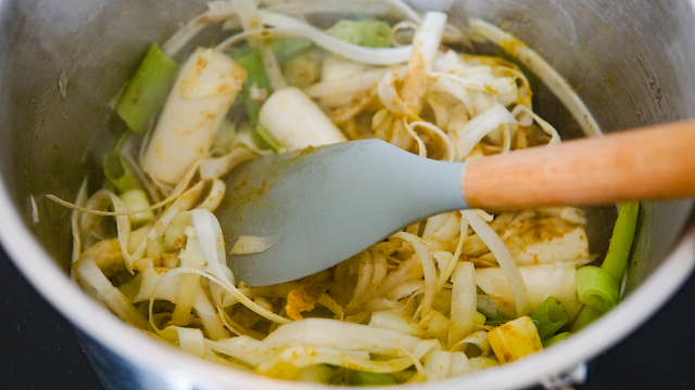 aspergesoep van schillen en bleekselderij