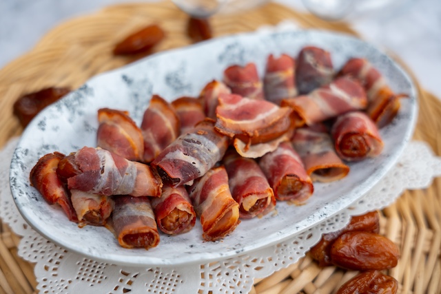 dadels met ontbijtspek