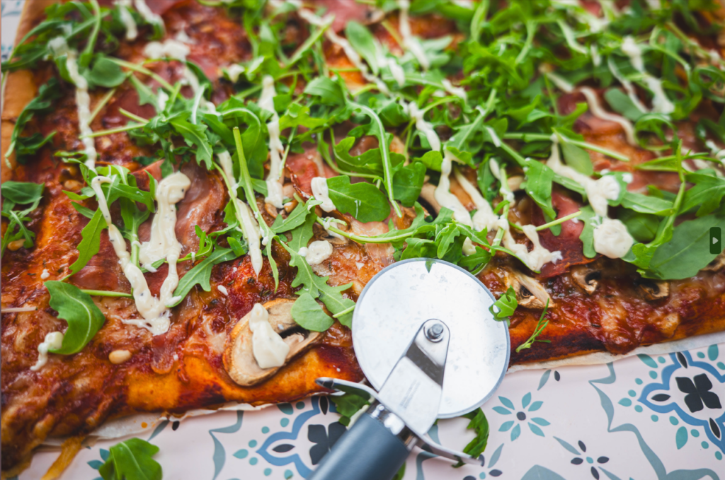 pizza met parmaham en truffelmayonaise