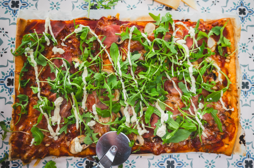 pizza met parmaham en truffelmayonaise